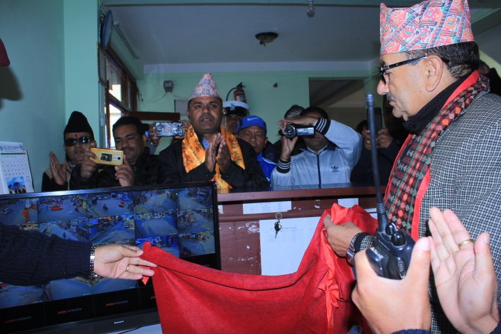 कागेश्वरी मनोहरा नगरपालिकाद्धारा महानगरीय प्रहरी प्रभाग काँडघारीलाई सिसि टिभी हस्तान्तरण