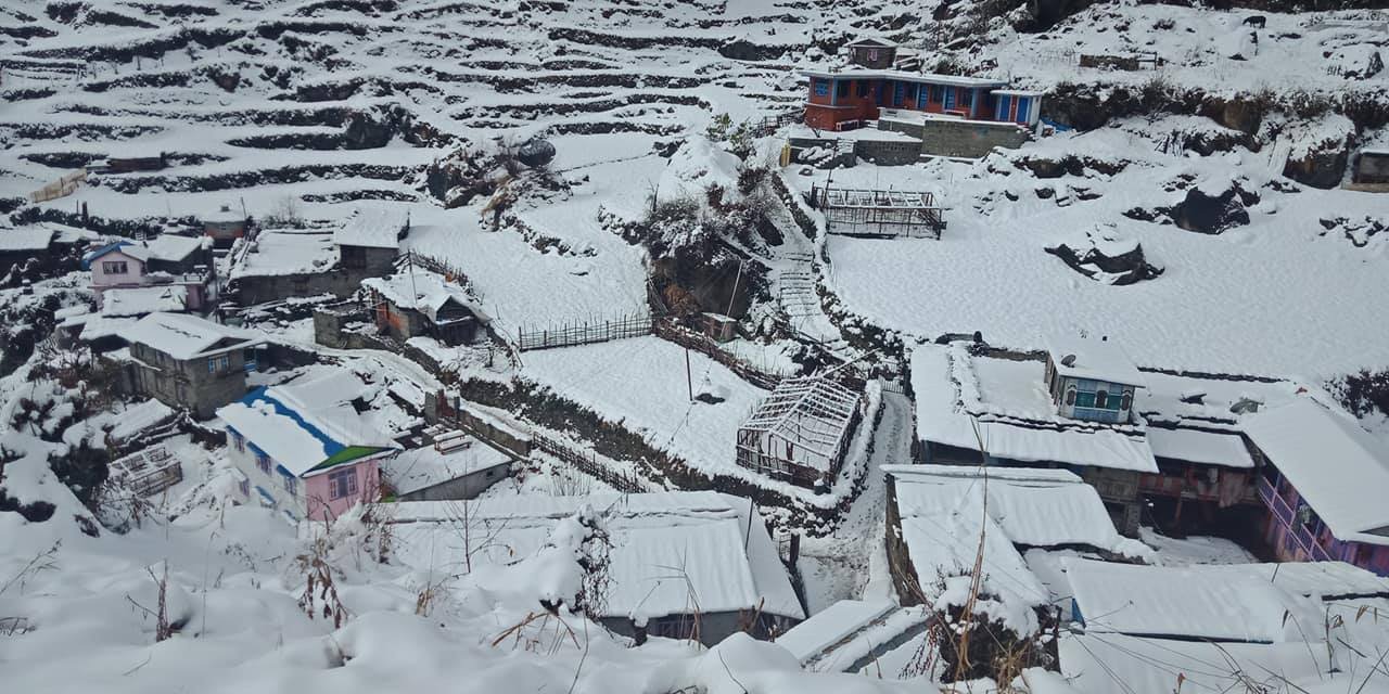 बाजुरामा हिमपातले विद्यालयको छानो भत्कियो, पठनपाठनमा समस्या