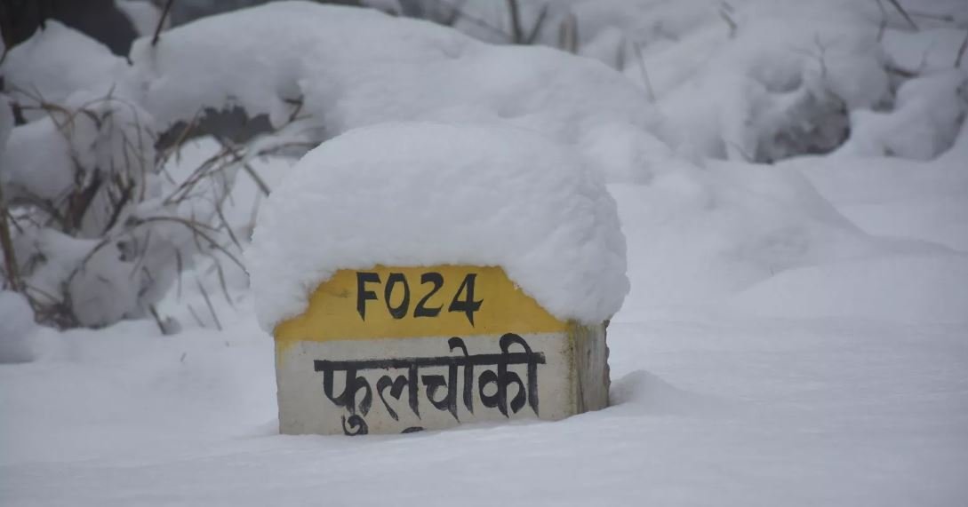 फुलचोकीमा हिउँ खेल्न जानेहरुको लर्को  (भिडियो सहित)