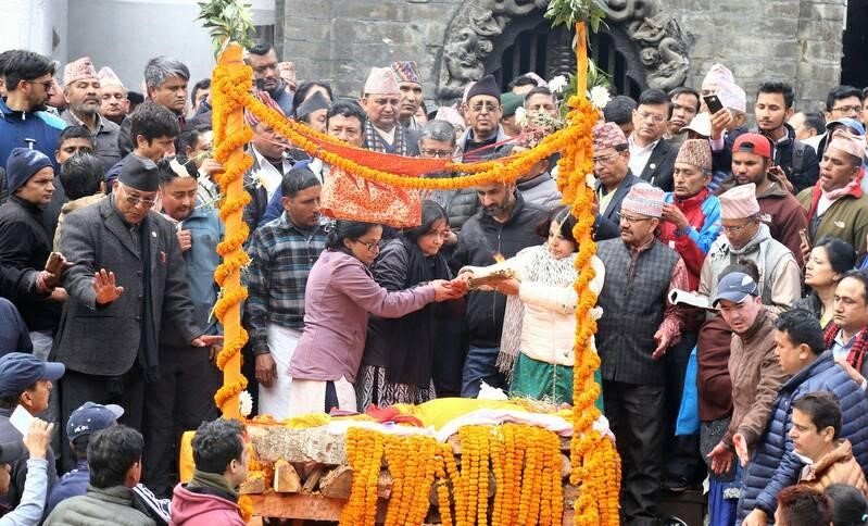 पूर्वमन्त्री अधिकारीको अन्त्येष्टि, तीन छोरीले दिए दागबत्ति