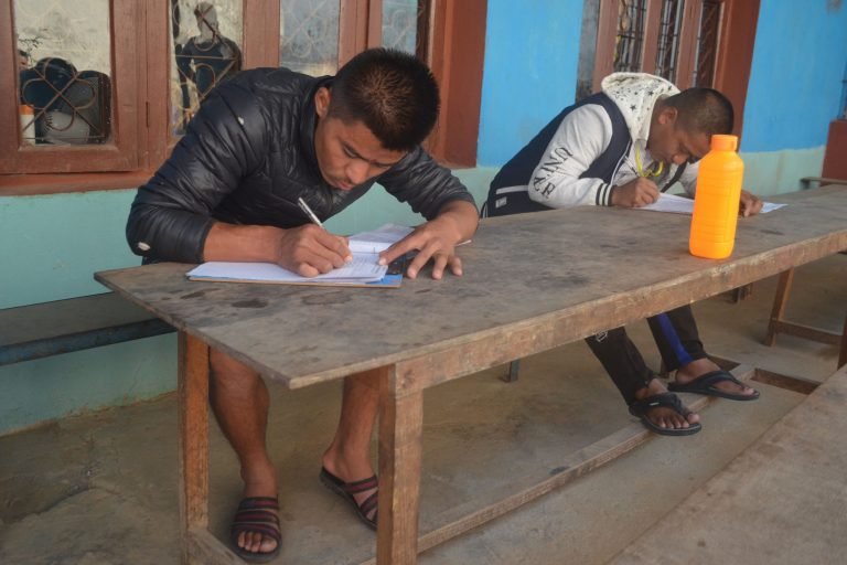 कडा सुरक्षाबीच १९ बन्दीले दिए एसइई परीक्षा