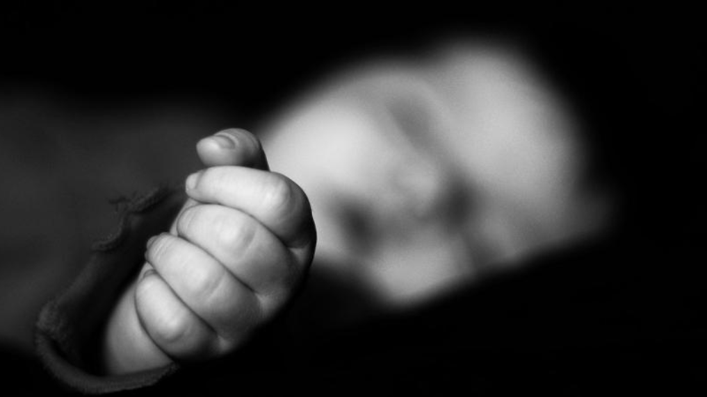 खेल्ने क्रममा सलाई कोर्दा, १ महिने बहिनीको मृत्यु