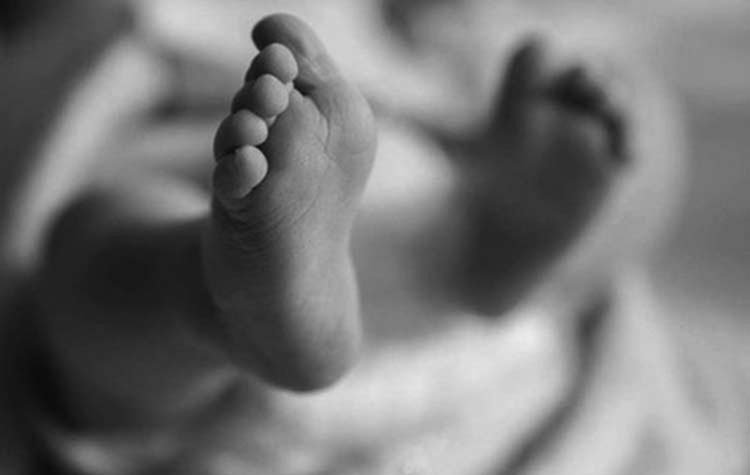बिजुलीको पोलमा छुदा करेन्ट लागेर एक बालकको मृत्यु