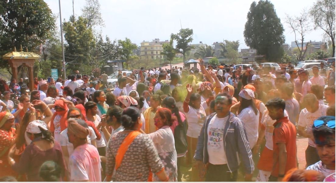 नौतनधाम मन्दिरमा होलीको रौनक (फोटो फिचर )