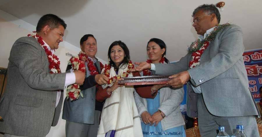 हाम्रो रेडियो वर्ष व्यक्ति बिशेष सम्मानबाट सविता उप्रेती सम्मानित