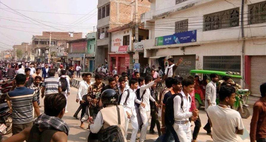 प्रश्नपत्र बाहिरिएपछि प्रदेश २ मा तनाव मुख्यमन्त्री कार्यालय घेराउ
