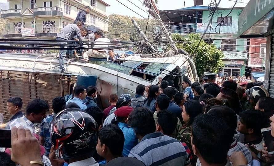 धरानमा बस पल्टिदा ४ जनाको मृत्यु, कैयौँ घाइते