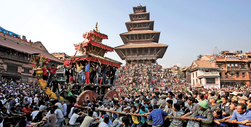 भक्तपुरमा बिस्केट जात्राको रथ तान्ने क्रममा ढुंगा हानाहान