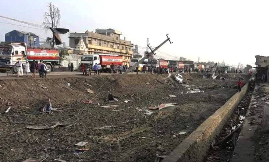 रक्सौल परवानीपुर प्रसारणलाइन ठप्प: हावाहुरीले विद्युतका दुई हजार पोल ढले