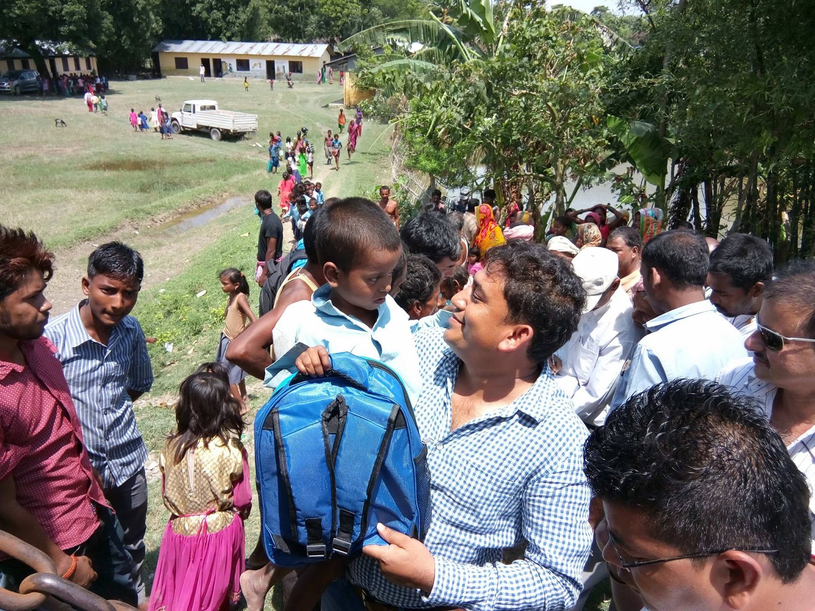 धुर्मुस सुन्तली फाउण्डेशनद्धारा आँधी प्रभावित बालबालिकालाई शैक्षिक सामग्री बितरण