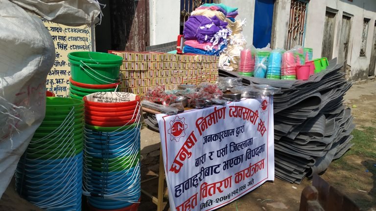 धनुषा निर्माण व्यवसायी संघले हावाहुरी पीडित १०० परिवारलाई राहत वितरण