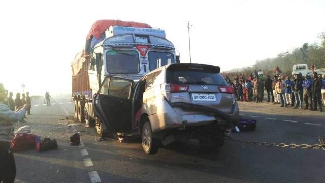 चितवनमा रोकिराखेको ट्रकमा कार ठोक्किदा, ६ जना घाइते