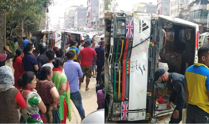 बौद्धमा बीच सडकमै बस पल्टियो १८ जना घाइते