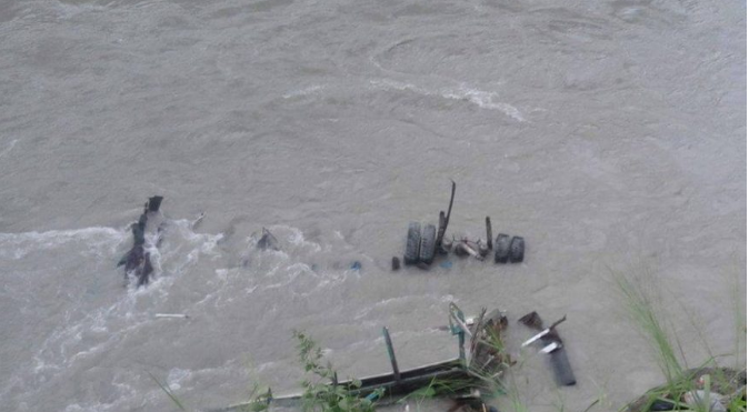 त्रिशूली नदीमा  ट्रक खस्यो