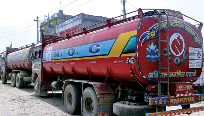 पानीट्याङ्की भन्सारमा ट्याङ्कर रोकेपछि पूर्वमा पेट्रोलियम पदार्थको हाहाकार