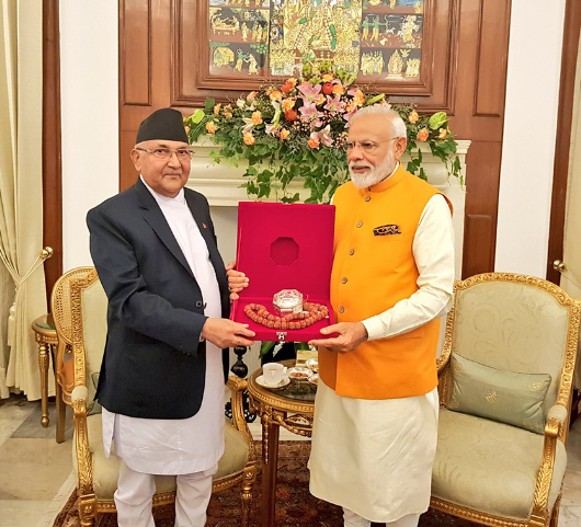 प्रधानमन्त्री ओलीलाई मोदीले रुद्राक्ष उपहार दिए