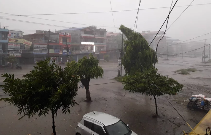 नवलपुरमा हावाहुरी र वर्षाको त्रासले विद्यालय बन्द