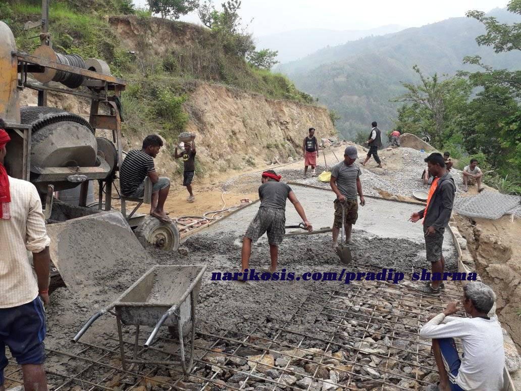 सल्लाघारी रालुकामैदान जाने मुख्य सडकखण्ड आजदेखि ढलान हुँदै