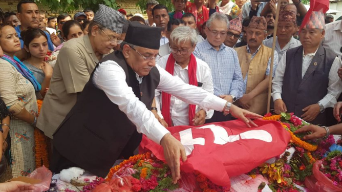 नेकपा अध्यक्ष प्रचण्डद्धारा नेता पौडेलप्रति अन्तिम श्रद्धान्जली अर्पण