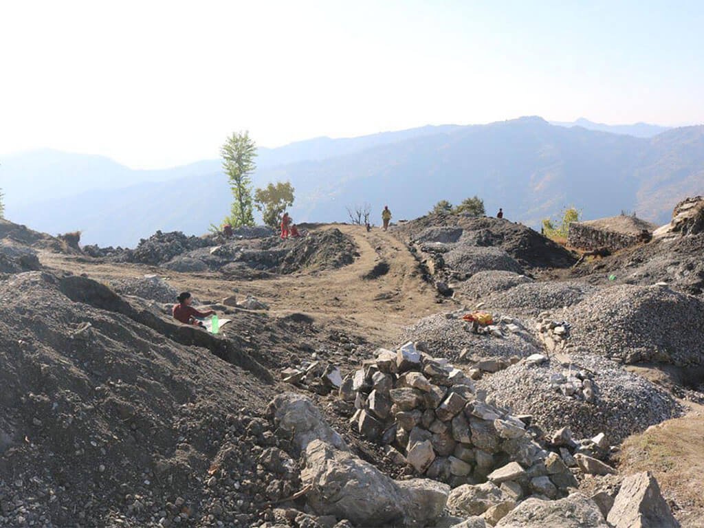 सडक बनाउने बहानामा ढुंगा बिक्री