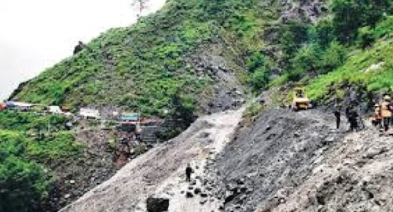 रसुवागढी नाका जोड्ने सडक अवरुद्ध