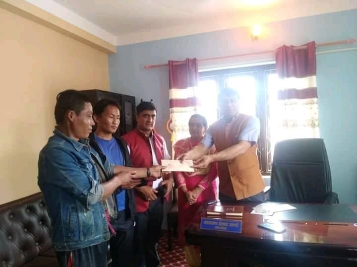 तादी गाउँपालिकाद्वारा वाढीपिडित परिवारलाई राहत स्वरुप रु. २५ हजार नगद प्रदान