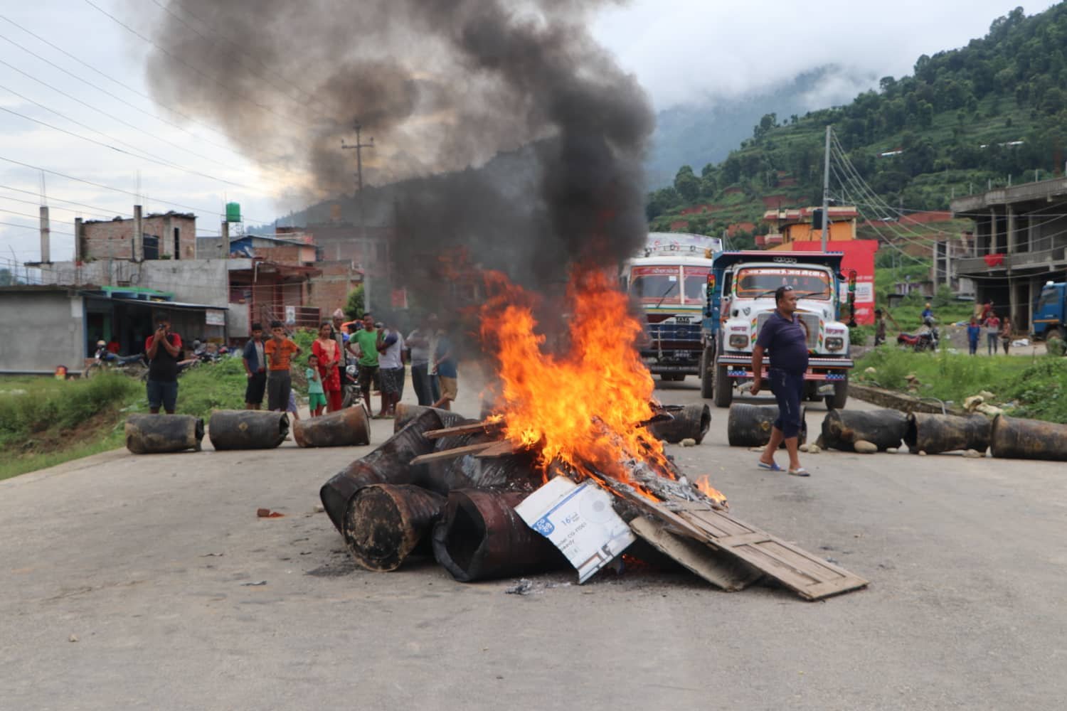 अस्पतालको लापरवाहीले सुत्केरीको ज्यान गएको भन्दै सडक अवरुद्ध
