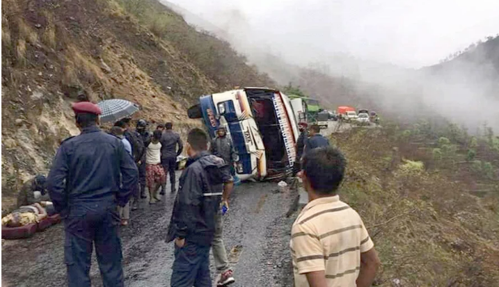 ओखलढुंगामा बस दुर्घटना, ३ को मृत्यु १६ घाइते