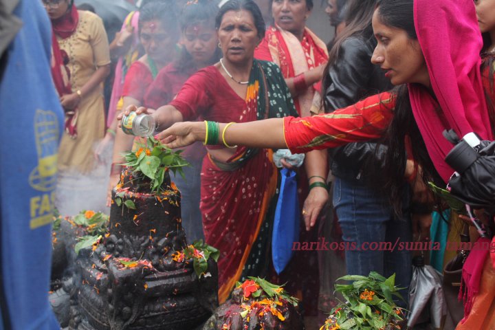 पशुपतिलगायत देशभरका शिवालयमा भक्तजनको भीड (हेर्नुहोस् १० तस्विरमा)