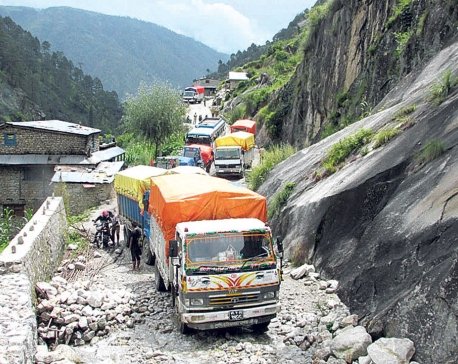 चार दिनदेखि अवरुद्ध कर्णाली राजमार्ग खुल्यो