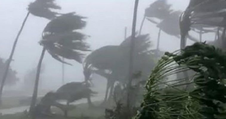 मकवानपुरमा भीषण वर्षा, बाटो अबरुद्ध, गाडीलाई खोलाले बगायो