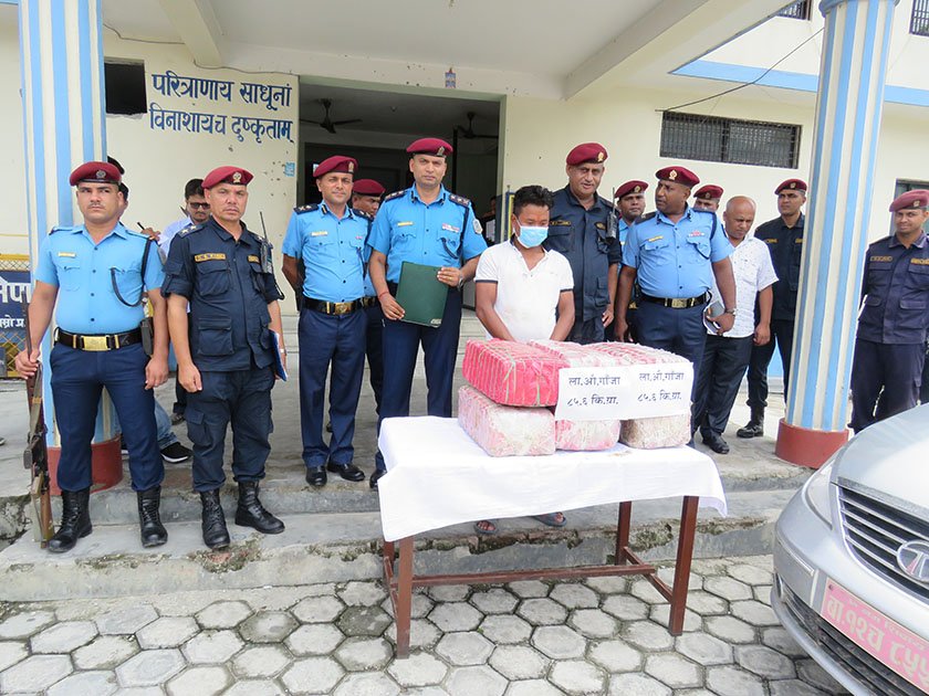 कारमा ८५ किलो गाँजासहित एक व्यक्तिलाई पक्राउ