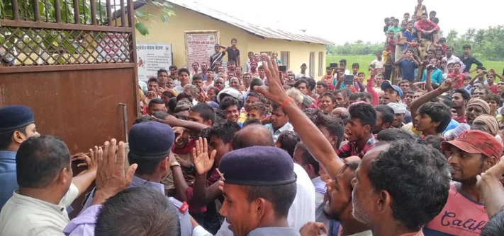राहत नपाएपछि बाढी पीडितद्धारा नगरपालिकामा प्रदर्शन
