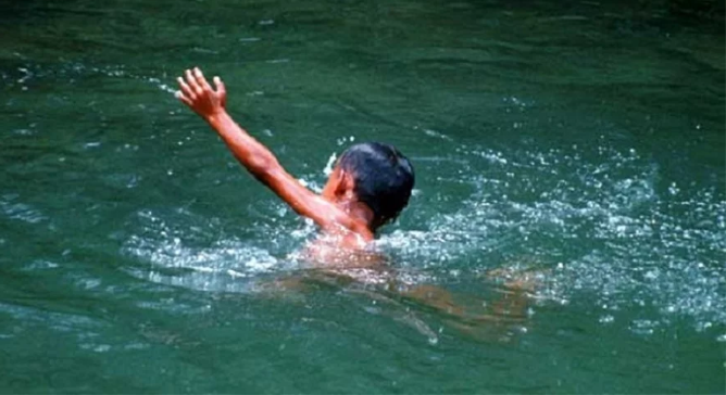 म्याग्दी नदीले बगाएर दुई बालक बेपत्ता