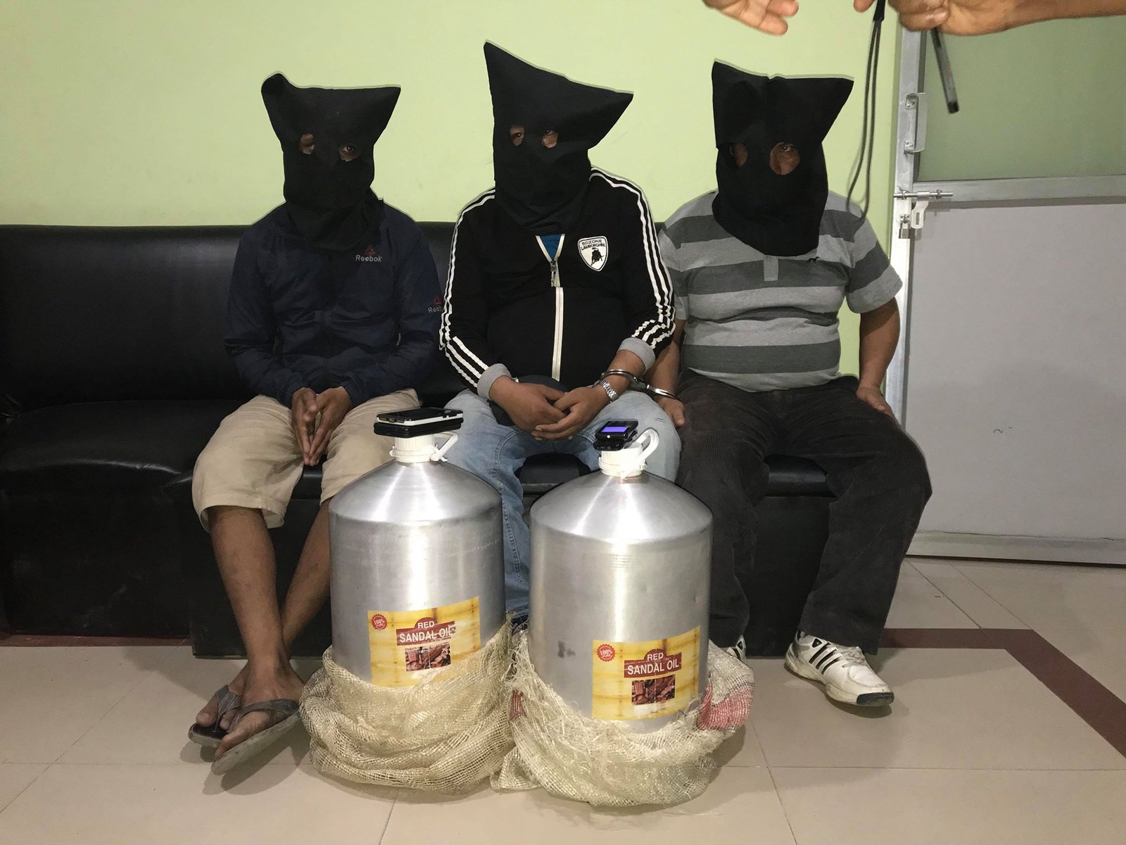 नयाँबजारबाट रक्तचन्दनको तेलसहित तीन पक्राउ