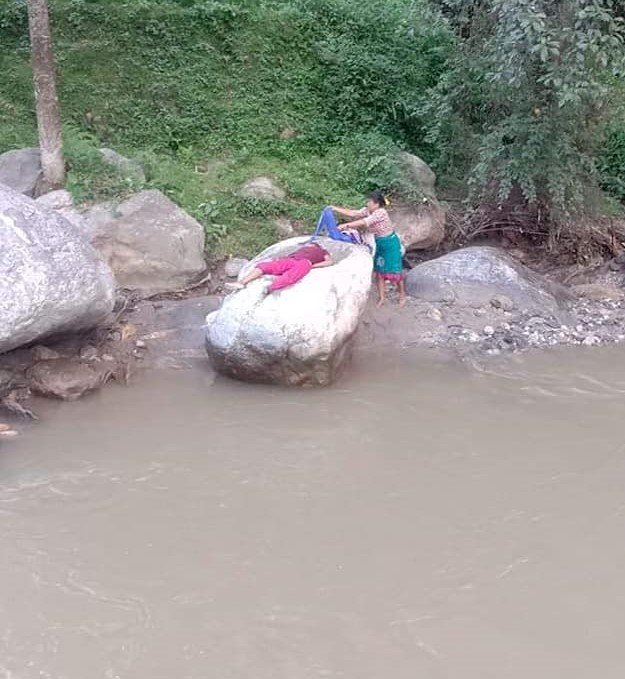 नुवाकोटमा बालुवा खनेको खाल्डोमा डुबेर २ जनाको मृत्यु