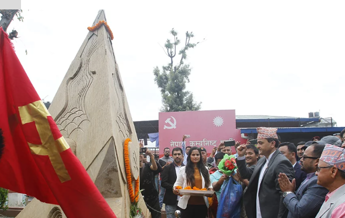 पेरिसडाँडा पुगे पर्यटनमन्त्री, जनयुद्धका सहिदप्रति श्रद्धाञ्जली अर्पण
