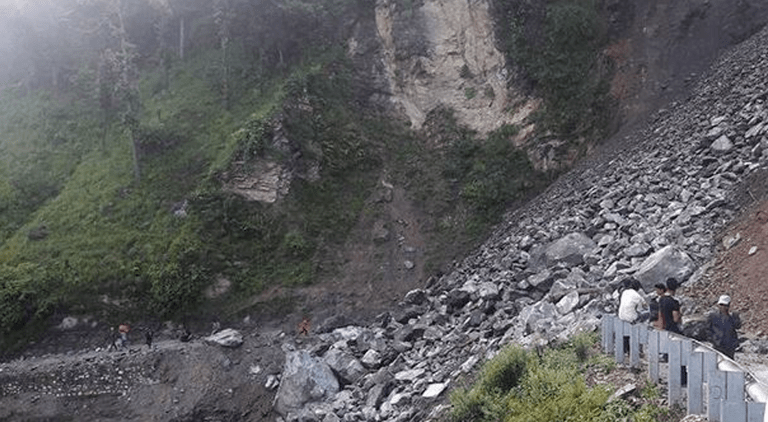 पहाड भासिँदा स्काभेटरसहित चालक पुरिए