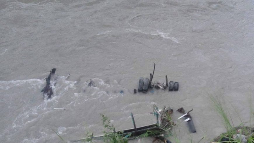 त्रिशूलीमा रेडबुल बोकेको ट्रक खस्यो