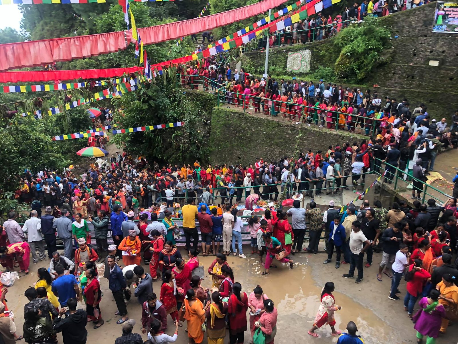 कागेअष्टमीको दिन कागेश्वरी महादेव मन्दिरमा मेला भर्न आउने दर्शनार्थीहरुको भिड