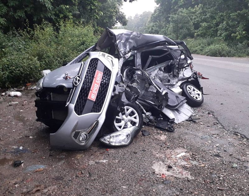 नवलपरासीमा कार र ट्रक ठोक्किँदा ५ जनाको मृत्यु