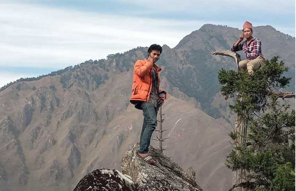 फोन गर्न हिमाल र रुखमा चढ्नुपर्ने बाध्यता