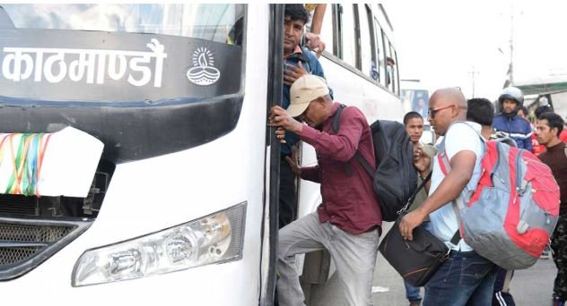 दशै मनाउन काठमाण्डौबाट  ४ लाख ५० हजार मानिसहरु बाहिरिए