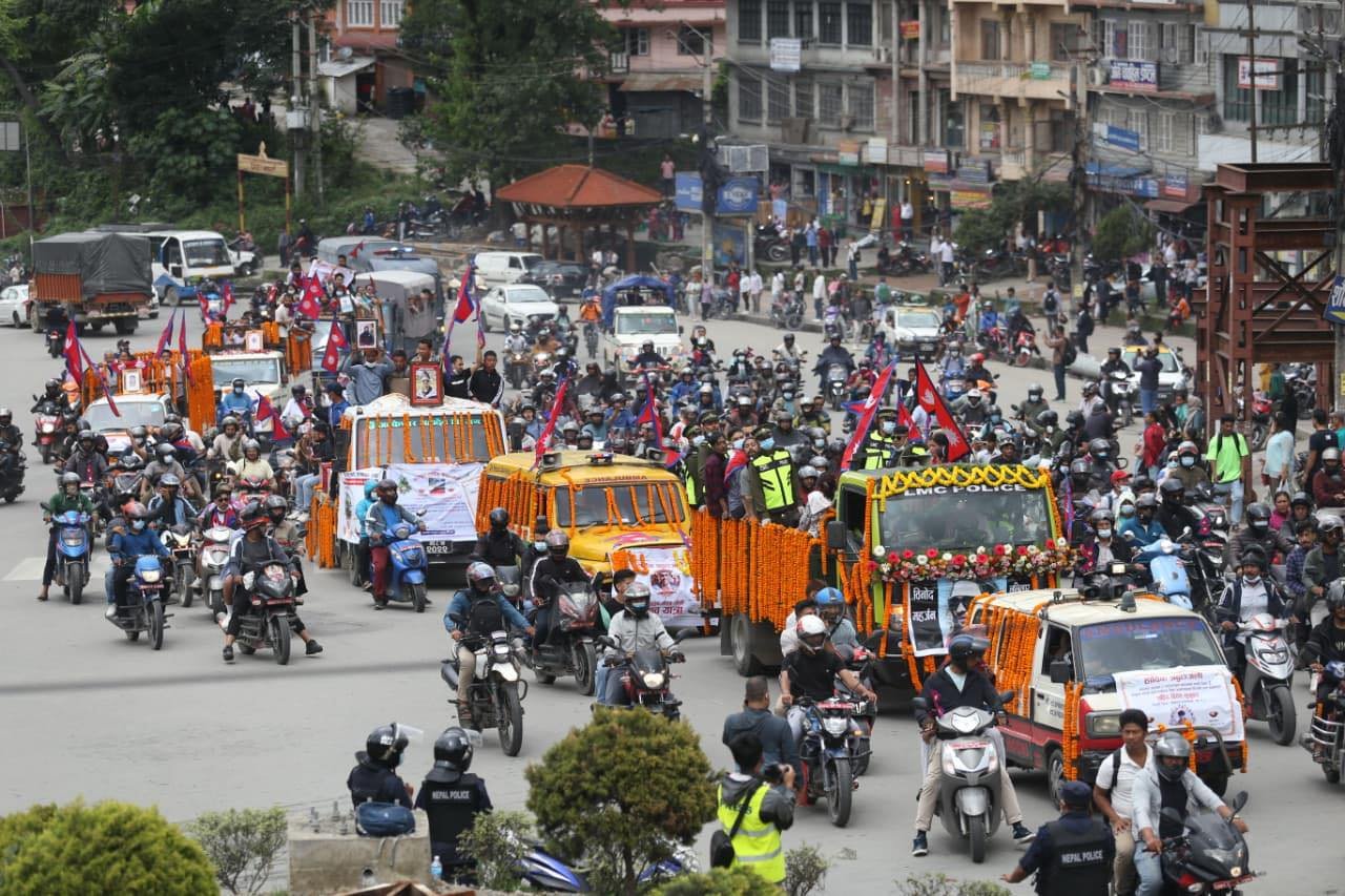 मृतकका शवहरू अन्त्येष्टिका लागि शवयात्रा निकालियो