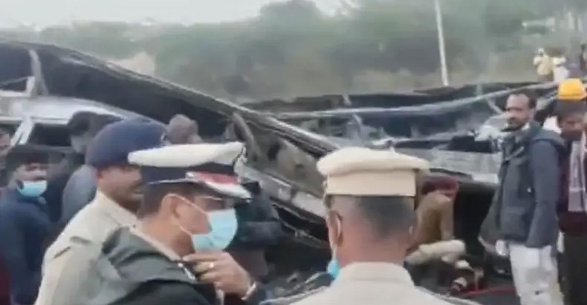 बस र लरी ठोक्किँदा ११ जनाको मृत्यु