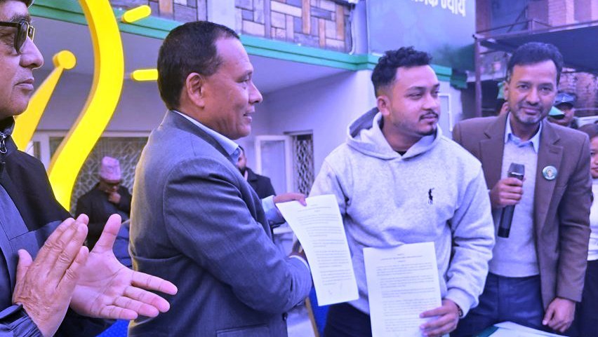 कुलमान घिसिङले गरे पार्टि एकता